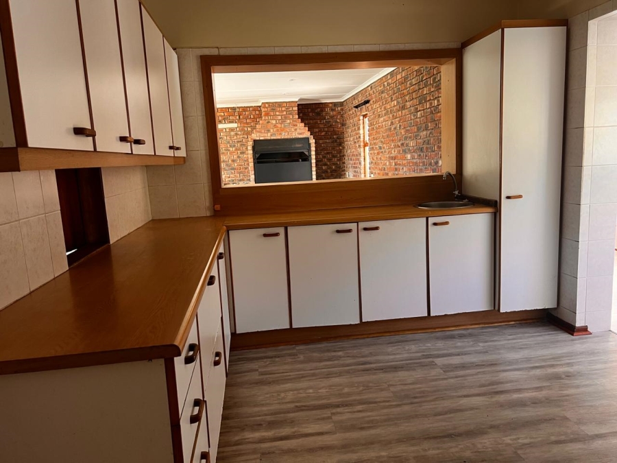 To Let 4 Bedroom Property for Rent in Beacon Bay Eastern Cape